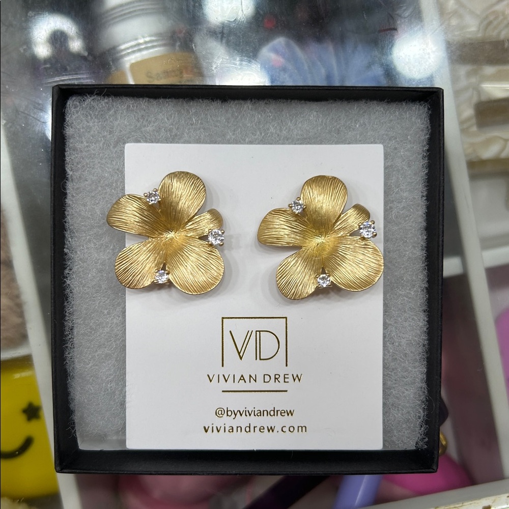 Vivian Drew gold earrings - Picture 2 of 5